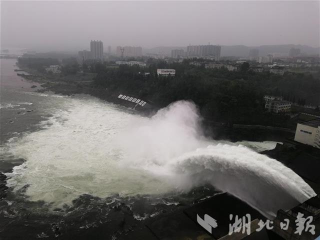 |丹江口水库今年首次开闸泄洪