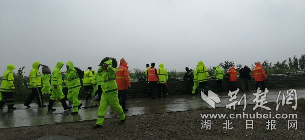 |6小时搬1万包砂袋 东西湖城管冒雨完成砂石转运储备工作