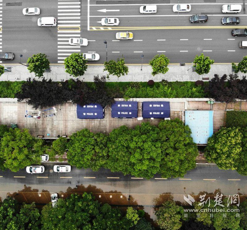 |派出所淹了，全体民警在堤上搭帐篷执勤