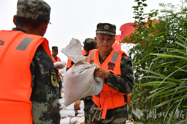|00后战士主动请战抗洪