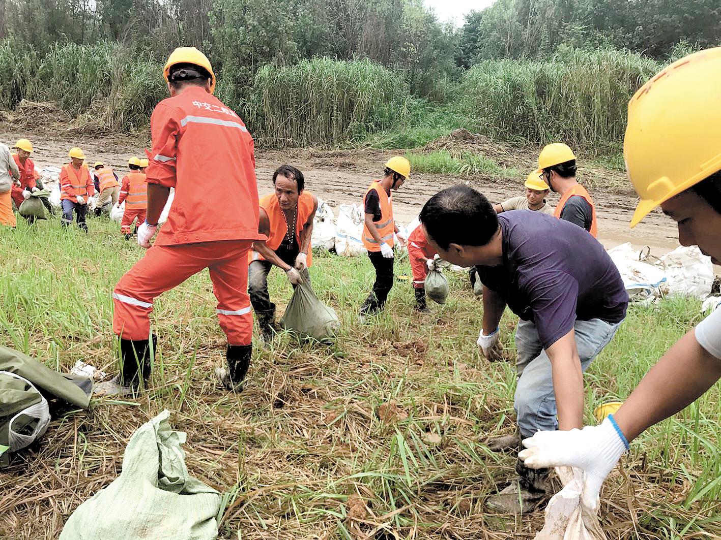 |两天两夜，筑起一道2公里长的沙袋“坝” 800工人鏖战朱家河堤