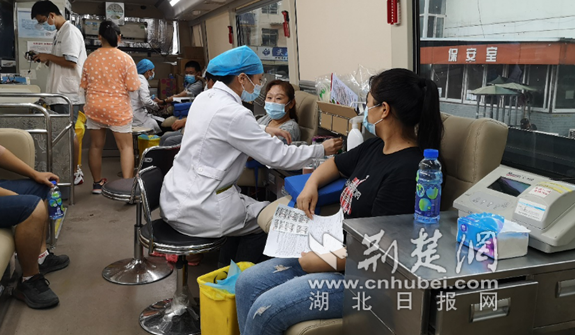 |江城“献血牛人”李梦涛组织汽配团体献血