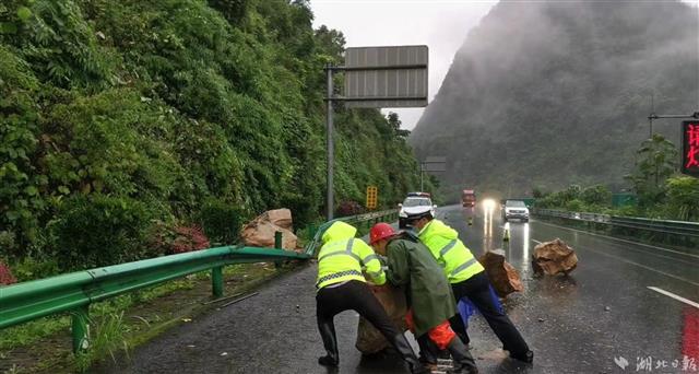 |力保汛期高速平安，入汛以来湖北高警已救助群众800余人
