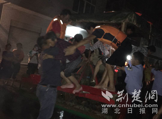 |扶贫车间37名员工被洪水围困 干警群齐心开展深夜大营救