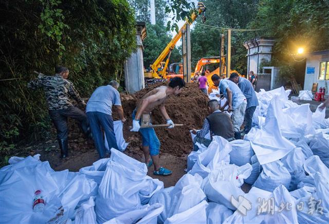 |武汉两江四岸有序封堵闸口，全力战汛