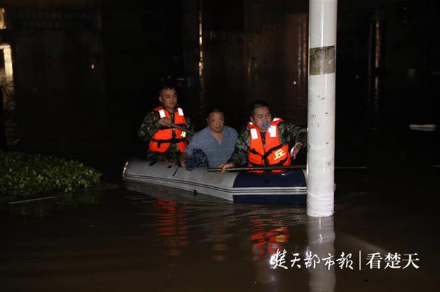 |恩施军分区官兵洪水中搭人梯翻窗救人