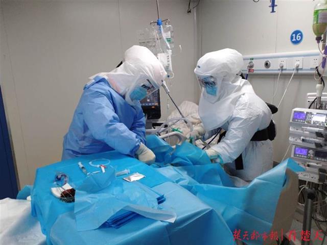 |主动请缨同赴雷神山，这对“气切夫妻档”了不起