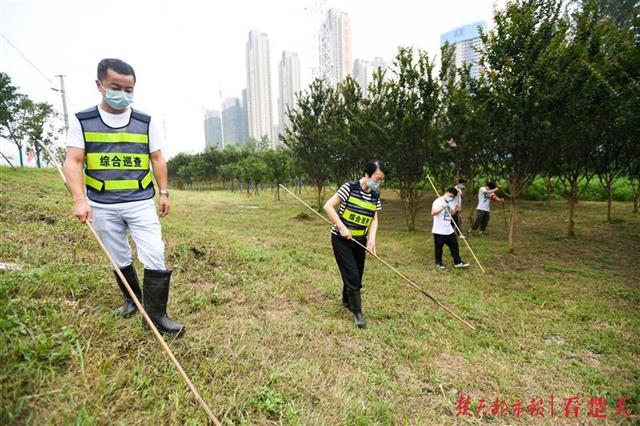 |98年固守江堤近三个月的他们，22年后又报名巡堤查险