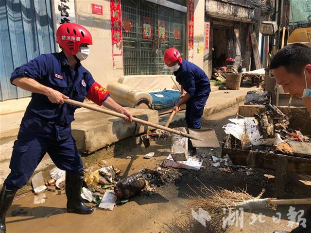 |江西抗洪清淤一线湖北消防助力恢复生产生活