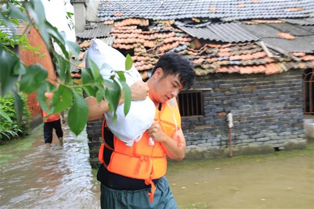 |“我年轻、力气大，让我来！”90后民警抱着“90后”老人转移