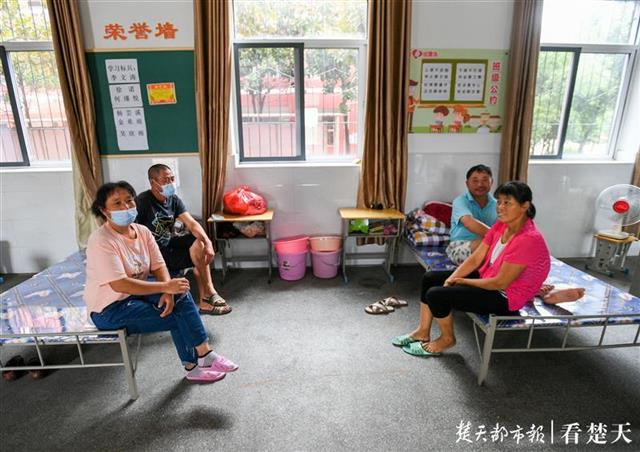 |小学改造成防汛安置点，为肾透析老人提供专车接送