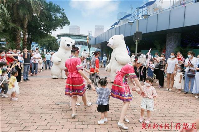 |武汉海昌极地海洋公园迎来孝感70人旅游团