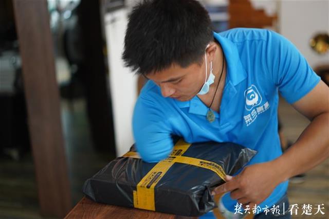 |【视频】湖北独臂快递员：一只手带着全家创业，买下学区房