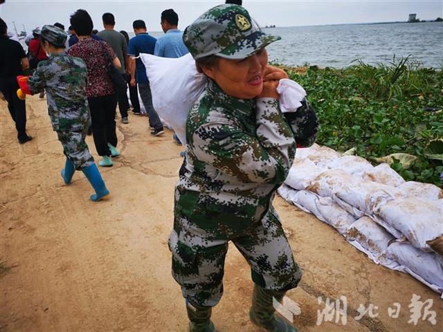 |兵分三路，湖北省妇联慰问抗洪一线姐妹