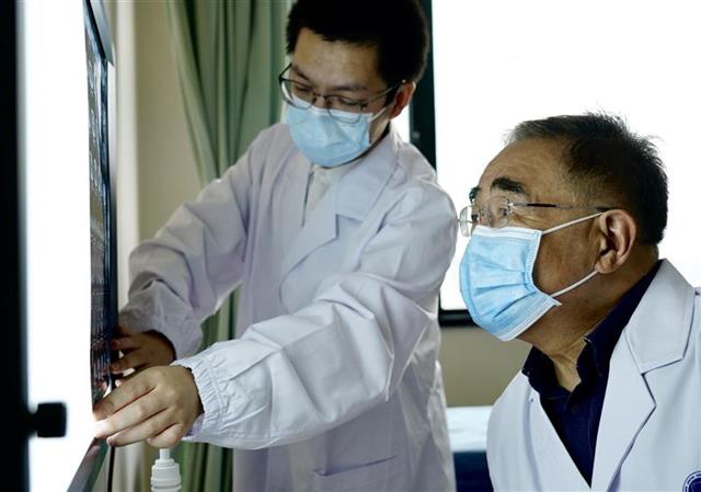 |在武汉协和医院，张伯礼院士为他们特别出诊