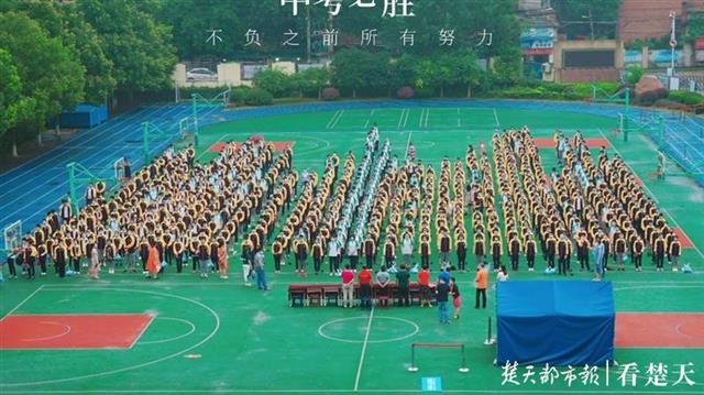 |中考誓师大会上，学校定制口罩送考生