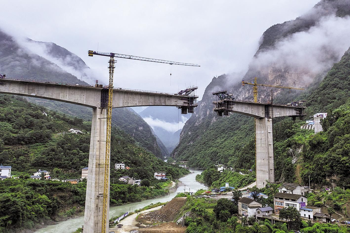 |郑万高铁兴山段大桥建设提速