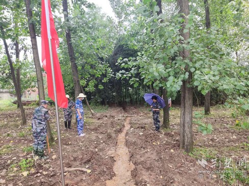 |长江干堤鄂州市燕矶段出现散浸 突击队凌晨出击3小时排险