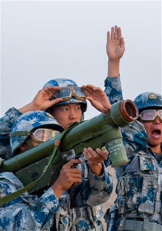 一轮激烈的地空对决后,该旅防空导弹连连长吕兴隆说,这次实弹射击演练