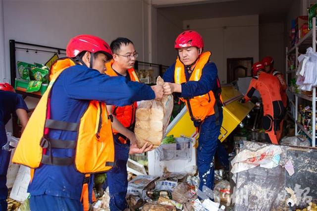 |湖北建始：暴雨引发城市内涝 救援队伍迅速抢险
