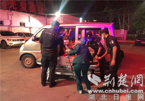|襄阳特警支队紧急救助伤患 送其就医