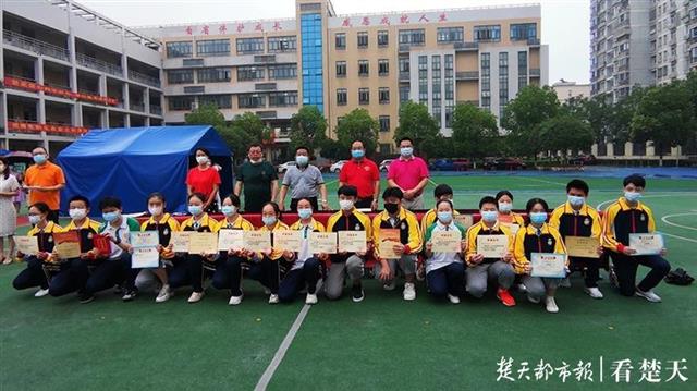 |中考誓师大会上，学校定制口罩送考生