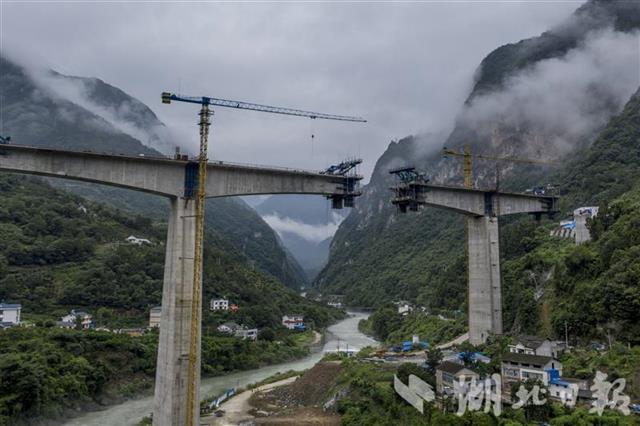 |郑万高铁兴山段大桥建设提速（图）