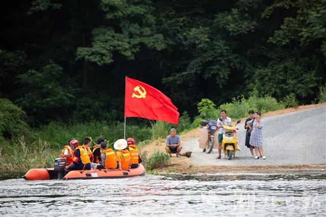 |长途奔袭，只为送中考学子回家（组图）