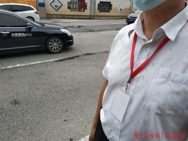 |上班途中天降一身泥！原是过往车辆司机不顾路边行人，飞速驶过坑洼