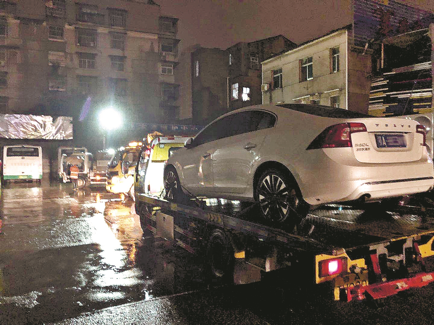 |闪电击中附近路灯车辆电子设备瞬间失灵 司机雷雨天驾车遭遇惊魂一刻