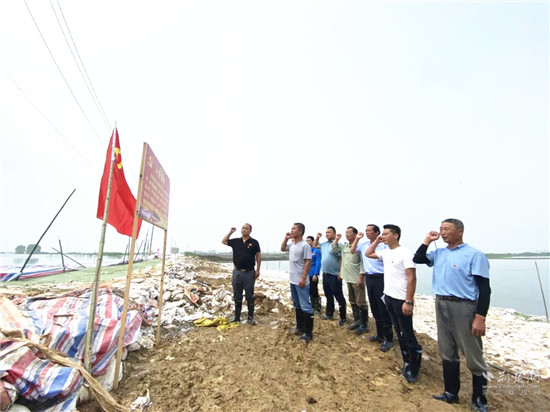 |鄂州市三山村组长在防汛一线火线入党