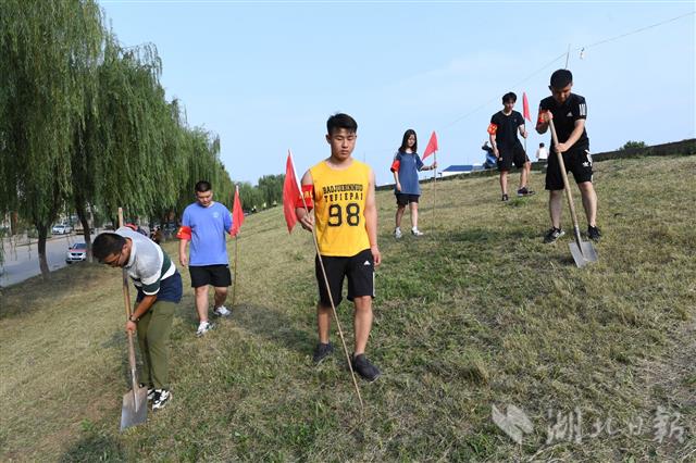 |“00后”大学生巡堤查险