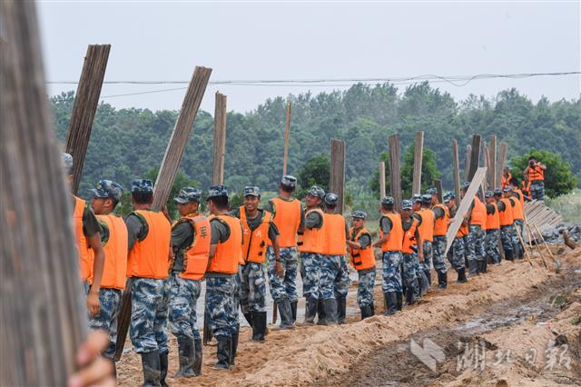 |军民联手封堵两百米长溃口
