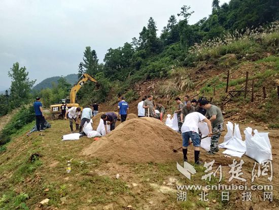 |罗田县平头岭村：70位村民安全转移，重建工作正有序进行