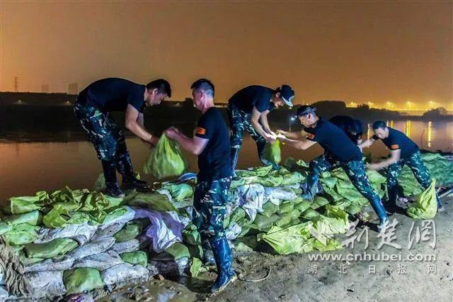 |武汉市黄陂区南湖村300余名村民夜战府河堤坝
