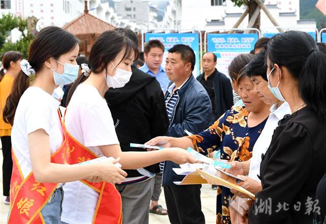 |湖北保康：就业扶贫送岗位（组图）