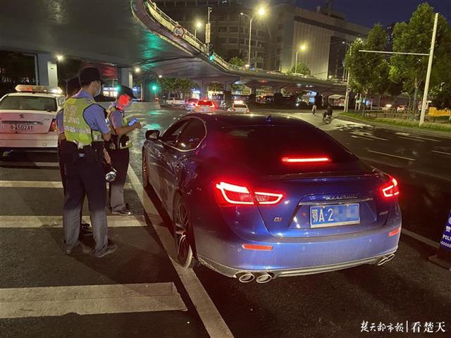 |武汉出动1.2万警力开展治安整治，一晚拘留各类嫌疑人330名