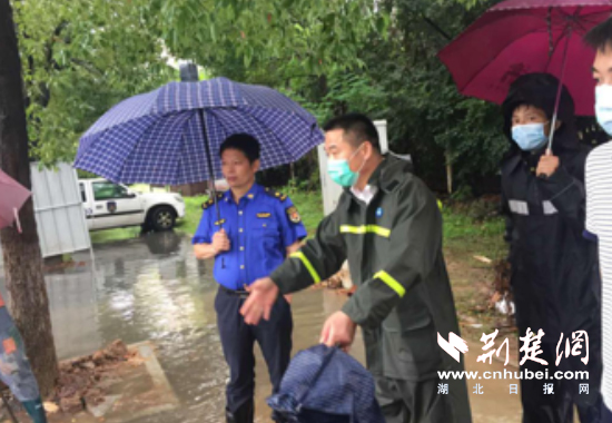 |黄冈城管：不畏风雨冲前线，筑牢防汛排涝“安全网”
