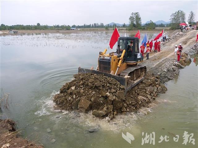 |快讯丨好消息！富河干堤又一处溃口堵上了