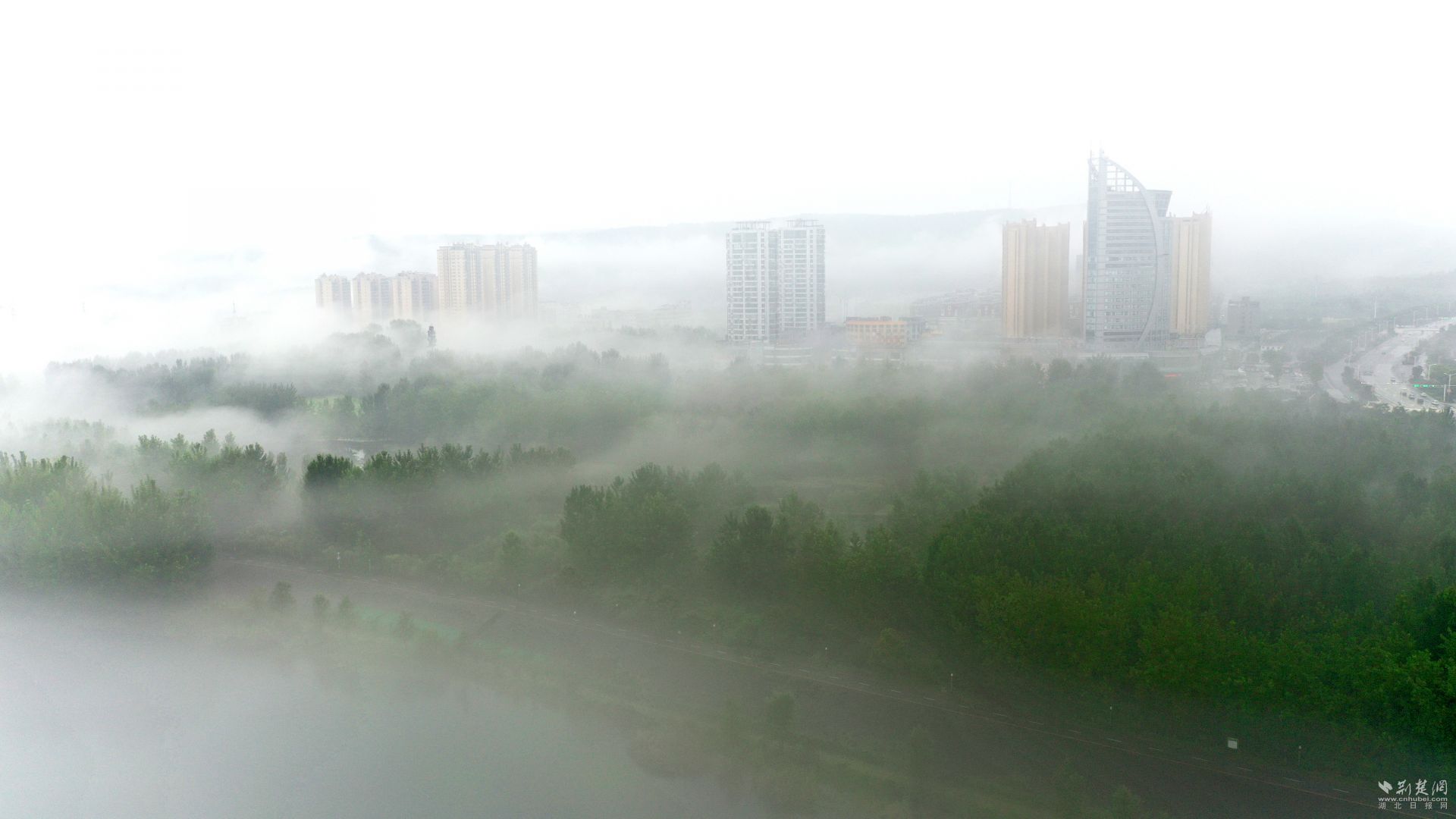 |航拍丹江口：雨后初晴仙气绕 水墨丹青入画来