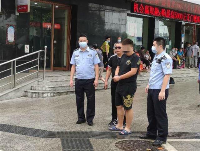 |一男子凌晨持刀抢劫出租车司机，案发11小时后被抓获