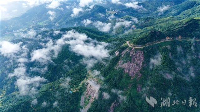 |大别山雨后现云海奇观