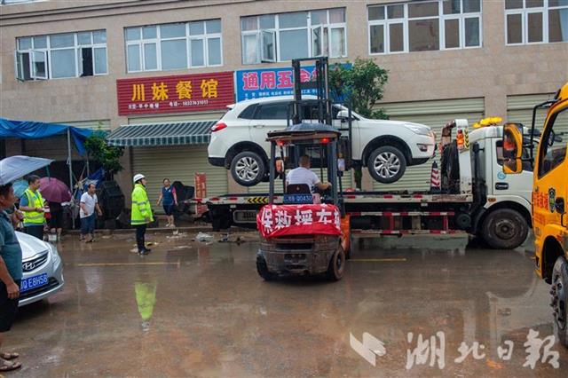 |湖北建始：暴雨引发城市内涝 救援队伍迅速抢险