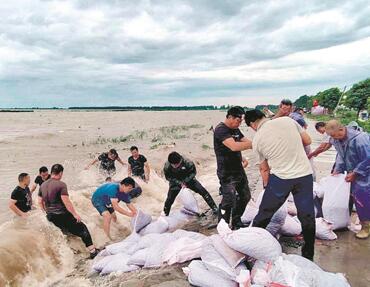 |“我去!”“我！”“我！”“还有我！” 洪湖水位上涨，多处出现跌窝险情，需要水性好的同志下水处置