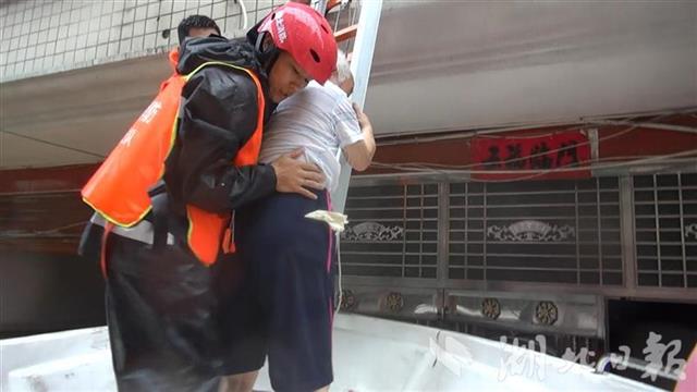 |连续抢险救灾40小时，建始这个22岁消防员“真帅”！