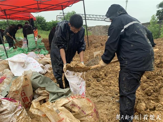 暴雨突袭江城，东西湖慈惠3000个沙袋应对汛情