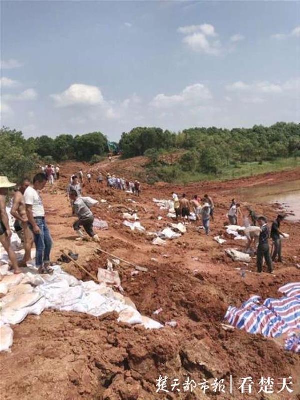 |连续22天坚守堤上，有时每天只睡1小时，三十年来他第六次守护大堤