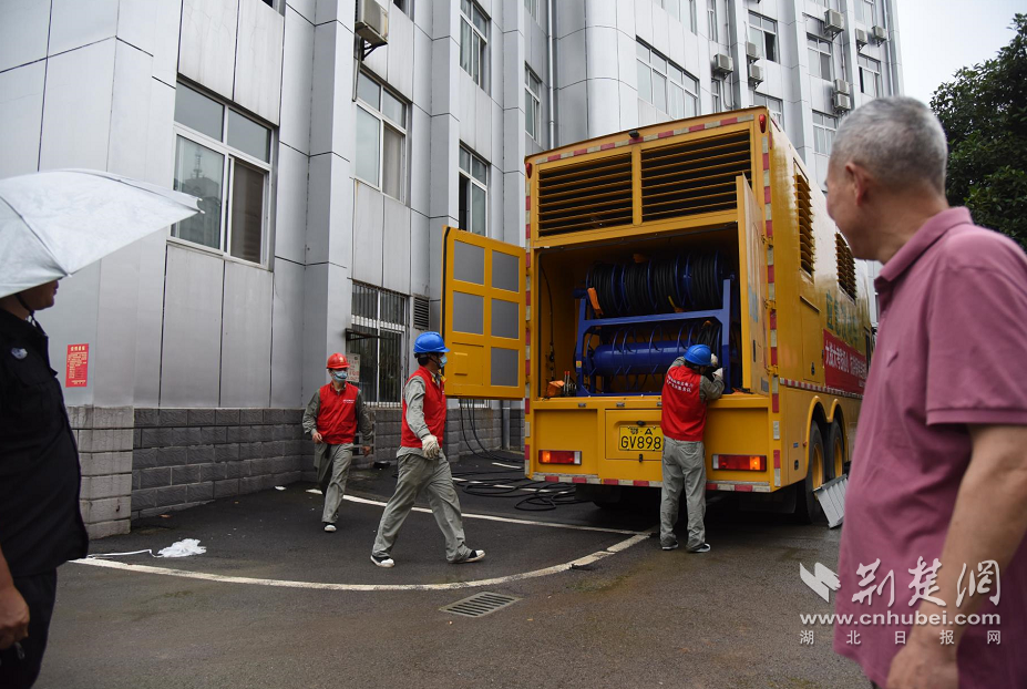 |国网武汉供电公司驰援恩施 发电车冒雨供电