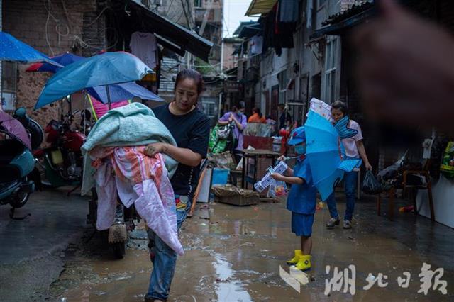|恩施城区积水缓慢消退 当地迅速开展清淤、保洁和修复等工作