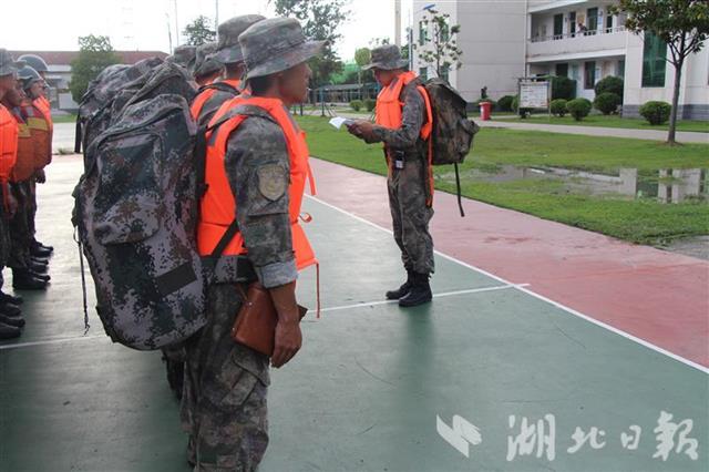 空降兵某旅开展抗洪演练